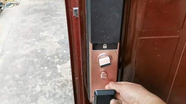 指纹锁把手空转开不了门