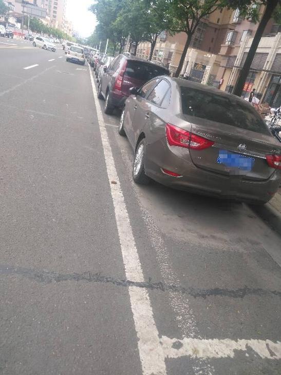 马路边划了白线但没划车位