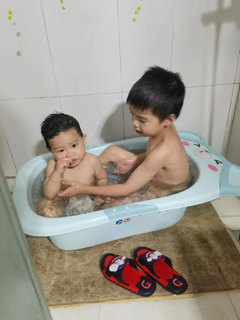 小男孩捂着裆部从净身房跑出来图标