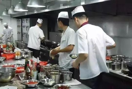 厨师包厨房赚钱吗