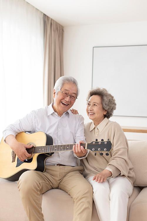在KTV一边唱歌一边