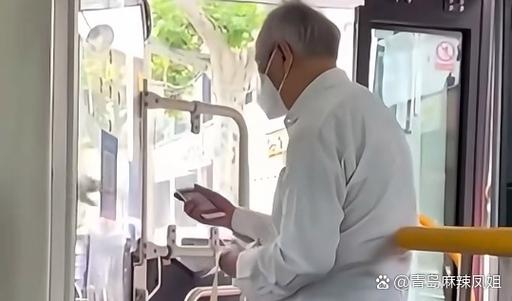 外地60岁老人在上海坐公交图标