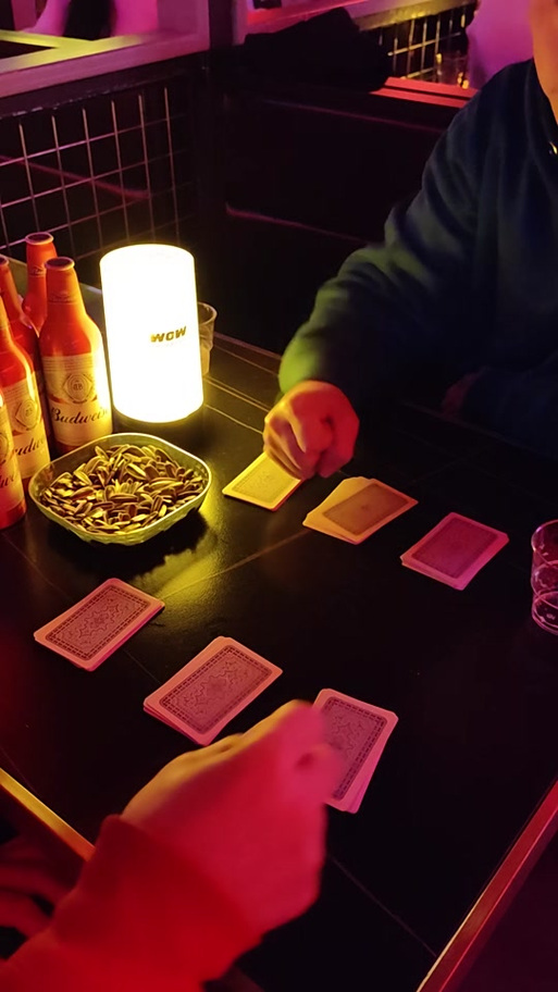扑克牌游戏喝酒