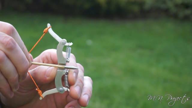 用弹簧怎样制作弓箭