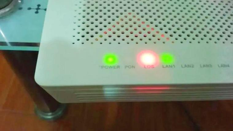 机顶盒灯一绿一红