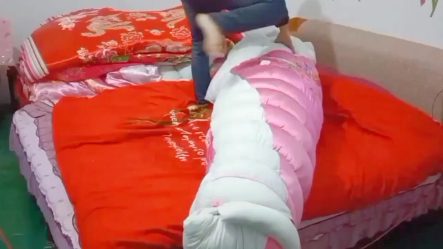人绑被子里包裹图标