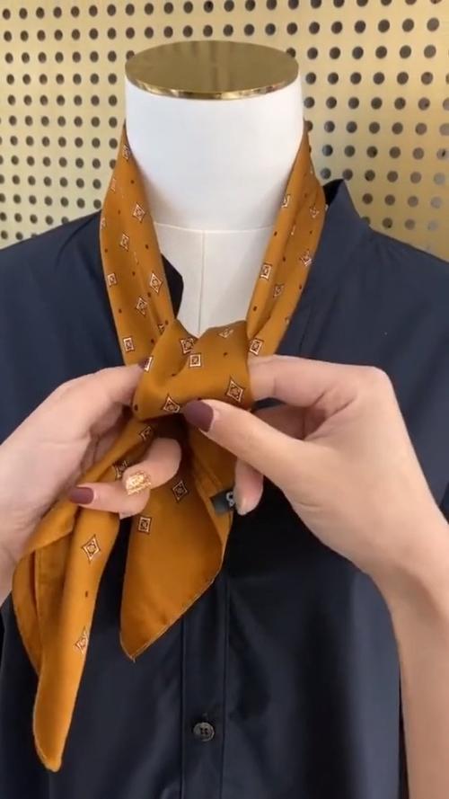 丝巾扣怎么系好看