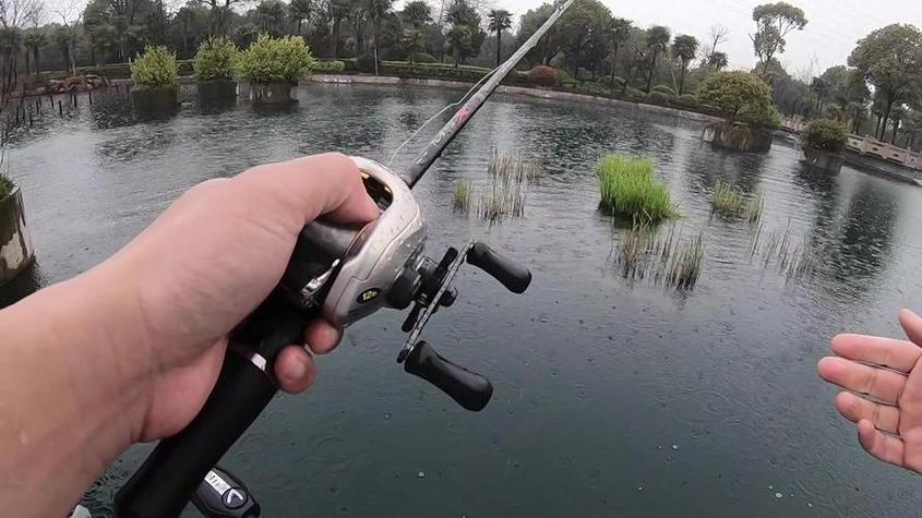 路亚竿越硬打得越远吗