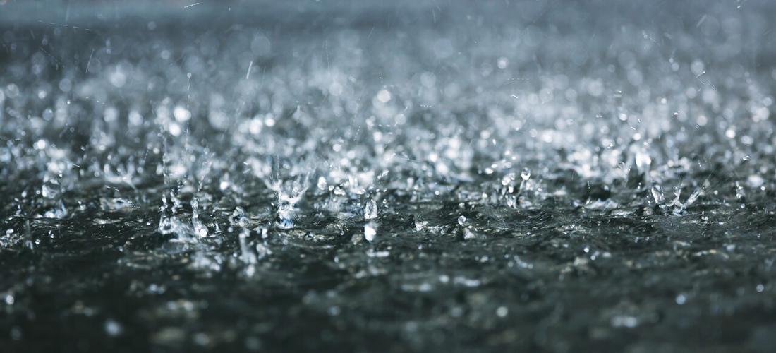 倾盆大雨从天而降