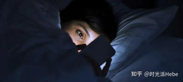 睡觉不能开小夜灯吗