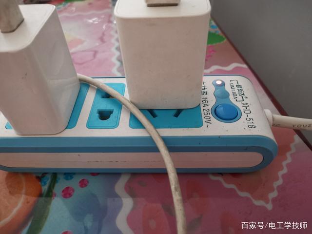 如果手机充满了电但是没拔充电器图标
