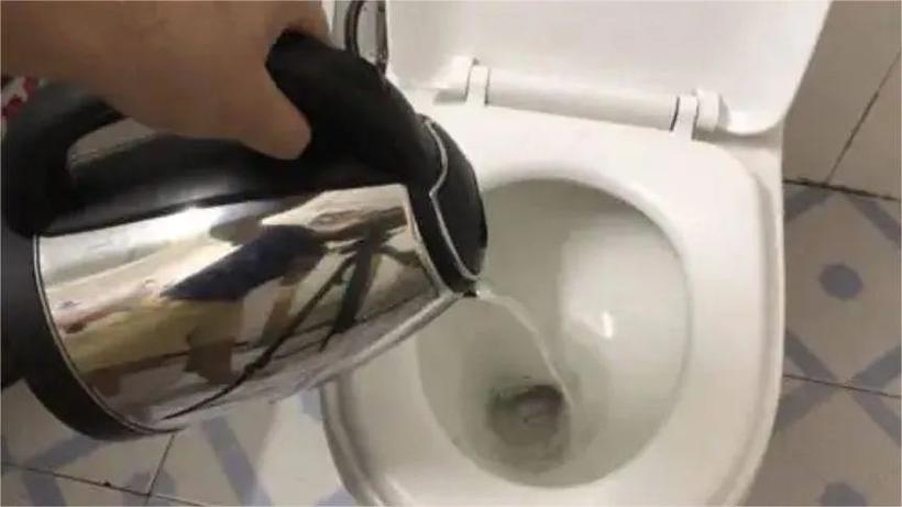 马桶倒入热水会裂开吗图标
