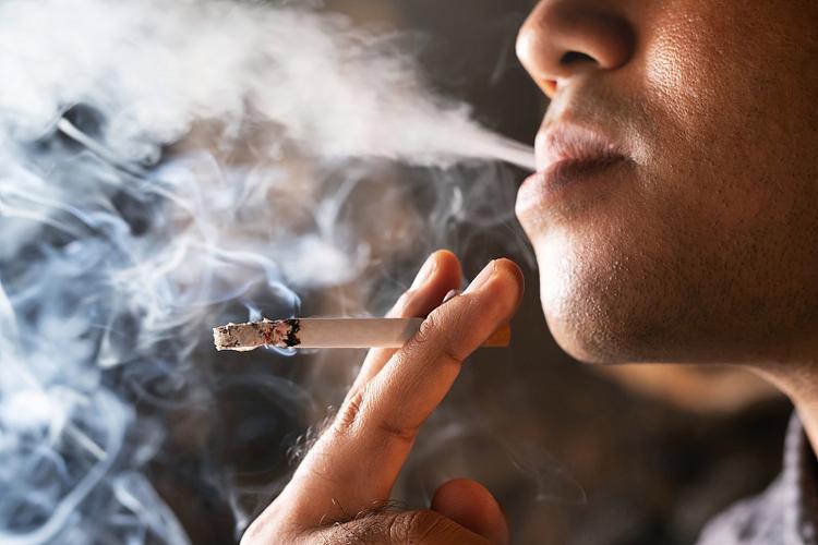 长期在封闭的房间抽烟图标