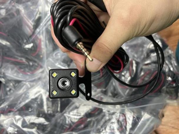 行车记录仪后置摄像头红线接哪里