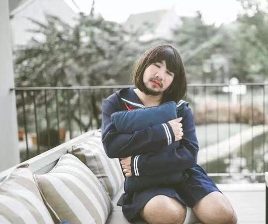 大叔收留JK少女