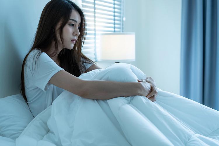 在阴暗的房间中的孤独女孩
