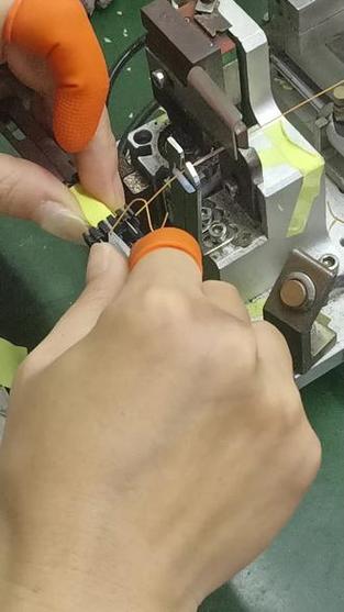 电子厂绕线工作视频