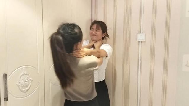 女子被闺蜜掐脖子图标