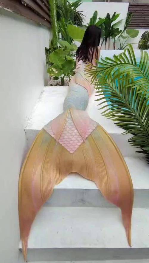乳胶人鱼衣束手束脚