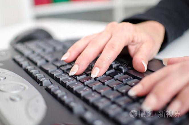 手握键盘的正确姿势