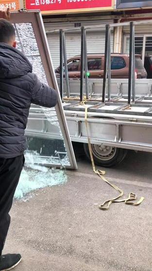 家里推拉门玻璃突然碎了寓意图标