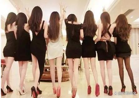 女孩子在学校里拜金图标