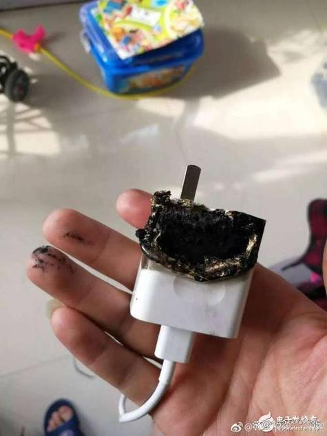 插手机充电器家里突然断电