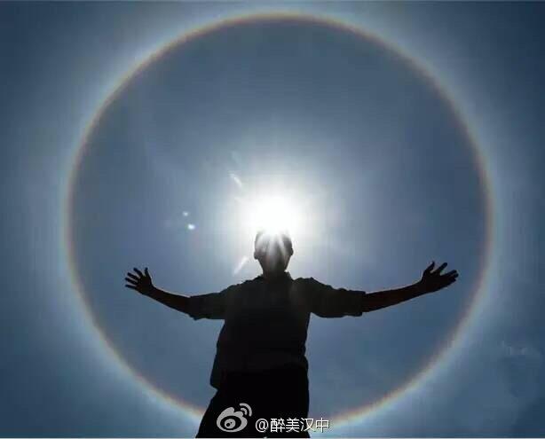 自带偶像光环是什么意思