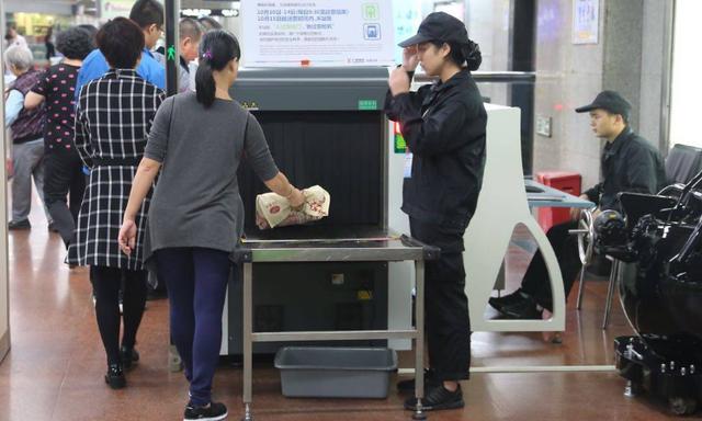 电脑要放安检传送带吗