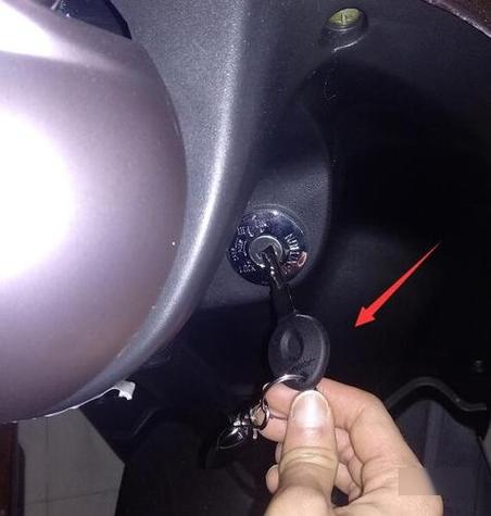 雅迪电动车怎么锁车头