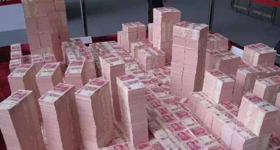 钞票堆成山图片