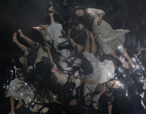 一堆美少女阵亡躺尸的背景故事图标