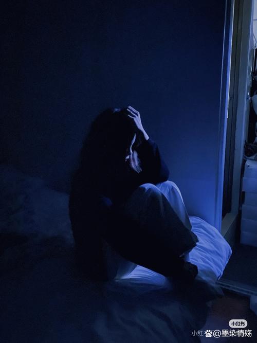 在阴暗房间中的孤独少女