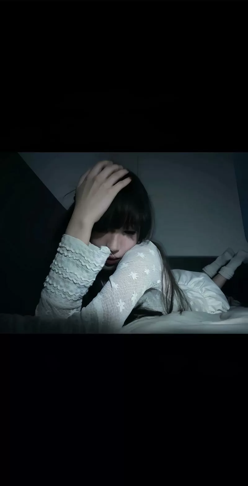 在阴暗房间中的孤独少女
