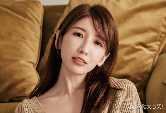 引退后再次走红网络的写真女星亚里沙游民星空图标