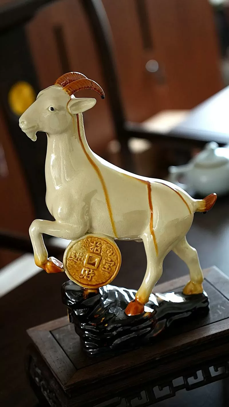 一个羊跪着一个铜钱古董图标